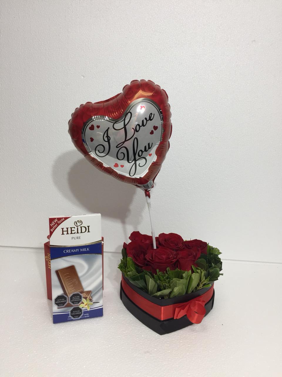 Caja corazn con 6 Rosas ms Tableta de Chocolate Dark 80 Grs y Globito